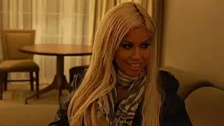 Bridgette تقابلني في غرفتي في الفندق