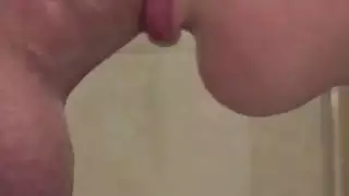 جوني القبلات زوجته في الحمام