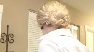 سمسار عقارات الشباب هو سيء حقا في وظيفتها ولكن لديه مواهب أخرى