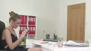 وكيل مثير الملاعين لها مصور في مكتب