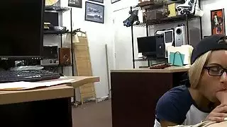 بلوندي مع نظارات قهر من قبل رجل بيدق في المكتب الخلفي