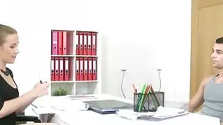 خبطت وكيل شقراء عن طريق مسمار في الصب