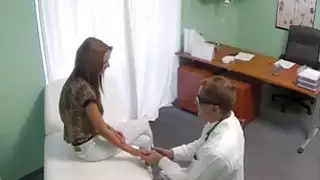 مريض مثير يحصل على العضو التناسلي النسوي creampie في مستشفى وهمية