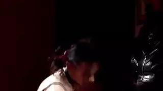 يثير dominatrix شقي مغيرا مما يجعله يرتدي اللباس