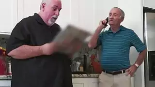 عاهرة سوداء الشعر مع كبير الثدي يحب الحصول على اغراء من قبل كبار السن من الرجال