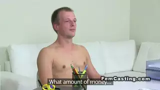 عامل تمتص الديك على الأريكة