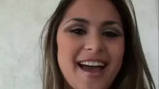 الفتاة الجميلة ميشيل مايلين تظهر مهاراتها القوية في مص القضيب