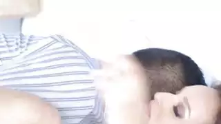 الزوجة مع الزوج النائم تغش بسهولة عليه مع الطالب