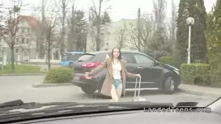 في سن المراهقة hitchhiker تمتص والملاعين في سيارة