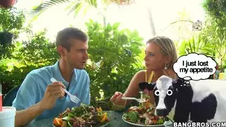 يقدم Bree Olsen رقصًا ساحرًا للفم على الديك