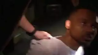 قرر اثنان من ضباط الشرطة الإناث الاستفادة من الرجل الأسود المعتقل
