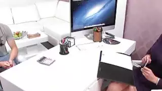 خبطت وكيل الإناث مفلس جبهة مورو على الأريكة