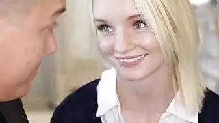 Girlie يغوي شريكها للحصول على متعة الجنس مثير