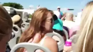 كلية فاتنة مص الديك في الحافلة