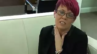 سكرتيرة يائسة بري Branning يفعل أي شيء عن وظيفتها