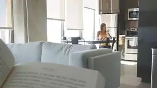 توني الملاعين ديمي هزلي على طاولة القهوة بجد وعميقة