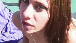 أنيا حصلت على فمها الكامل من تونيز نائب الرئيس على حمام السباحة