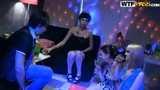 يتحول حزب الكلية الروسية إلى العربدة سخيف الساخنة!
