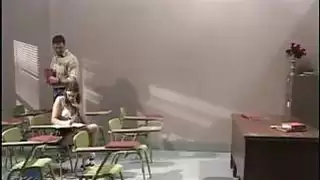 تلميذة سيئة تحصل على معاقبة
