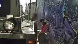 فاتنة سمراء تبذل قصارى جهدها في امتصاص ديك كبيرة