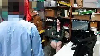 يجب أن يرضي أليكس هاربر اللص الحار جداً في سن المراهقة الحارس إذا أراد العودة إلى المنزل
