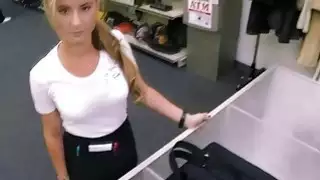 سخيف النادلة جيدة وضبطت على وجهها