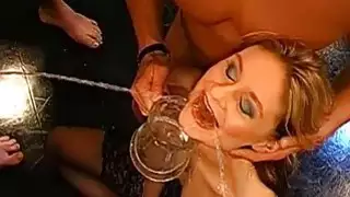 الرجل يحصل على الفم الفم مغطى بمسألة البول