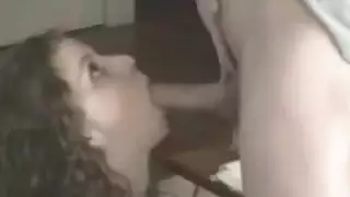 الحصول على زوجة قرنية على ركبتيها وأكل ديك