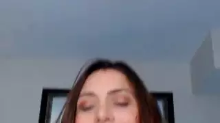 امرأة سمراء جبهة مورو سخيف لها ثقب مع اللعب