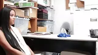 مايا وبوني تحصلان على العقاب بسبب السرقة