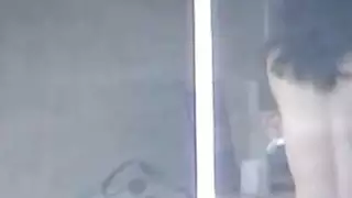 أنا مختلس النظر في جارتي لطيف