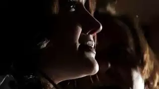 امرأة سمراء الساخنة هو مارس الجنس من الصعب من قبل رجل يبلغ من العمر