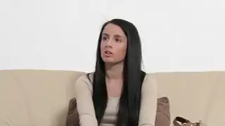 وكيل الإناث مع حزام على دسار الملاعين امرأة سمراء