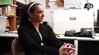 الثلاثي Fam مع ضابط الأمن