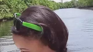 امرأة سمراء الذين تقطعت بهم السبل حصلت فرقعة بجد