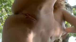 قرد أحمر الشعر سيئة ميليسا يستمني على الشجرة