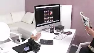 امرأة سمراء جبهة مورو عامل تمتص قضيب صغير في صب