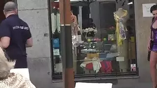 سار مفلس في الأماكن العامة في عار ليزدوم