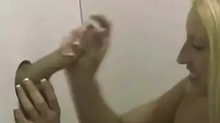 شقراء gloryhole حبيبتي يبتلع نائب الرئيس