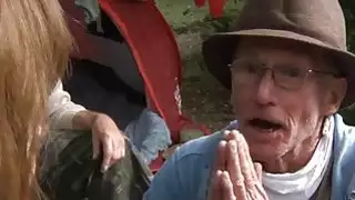 اثنان perv hobos اللعنة a nymphet في الغابة
