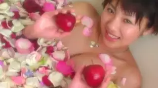فرخ آسيوي رومانسي Megumi Kagurazaka يستحم مع بتلات الورد