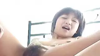 الآسيوية الثمينة في سن المراهقة الحصول على بوسها تؤكل بها