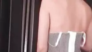 شقراء تتمتع اللعب لها ضيق