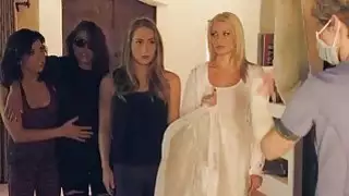 حلم هالي مع أمها الحاضنة حيث يلعق بوسها الرطب