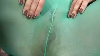 مثير Henessy التبول من خلال جواربها الخضراء