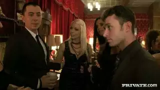 الكلبة النحيفة الجميلة تارا لين فوكس تغوي الرجل لممارسة الجنس غير الرسمي