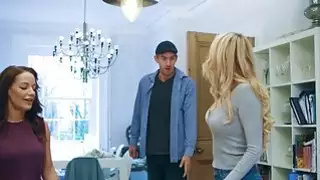الأم مفلس في القانون يغوي الزوج في المطبخ