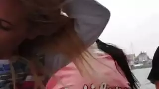 رحلة قارب غريب
