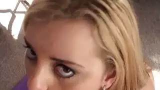 فاتنة تملأ فمها مع أكبر فم