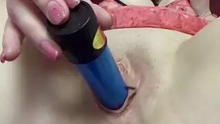 يستخدم Sinful سكاي لعبة على كسها ممتلئ الجسم